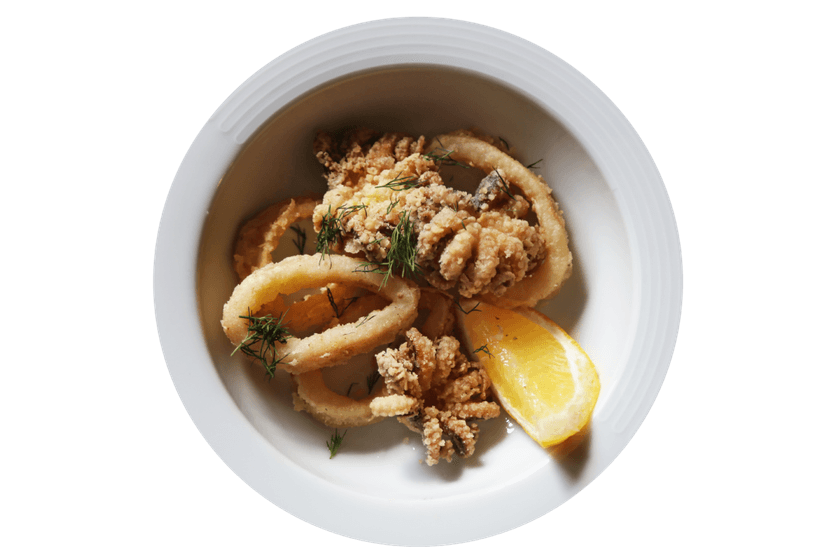 Gefrituurde calamares met citroen, vrijstaand bord