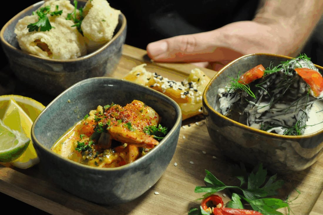 Mini meze, een assortiment Griekse specialiteiten om te delen
